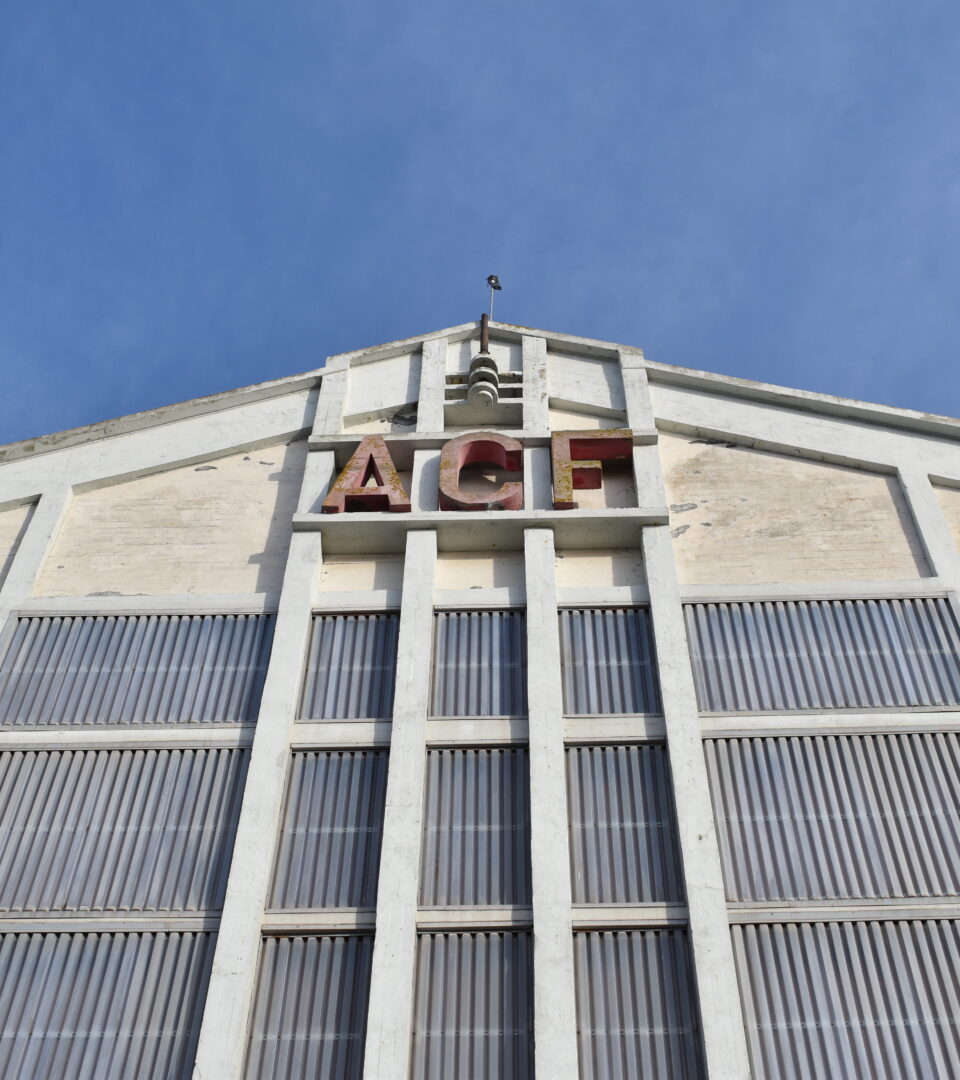 A l’arrière de l’atelier de fabrication, le lettrage original des ACF est resté.