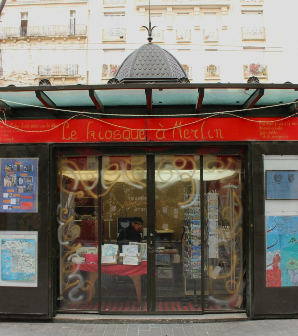 Véritable figure du coin, Merlin a fait de l’ancien kiosque du cours Joseph-Thierry un atelier de
peinture. L’été, il s’installe sur la place pour peindre les terrasses et les passants.