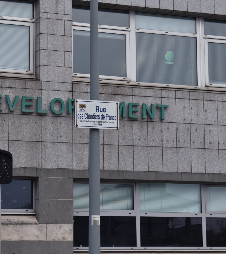 Dans la rue des chantiers de France, un seul panneau indique son nom.