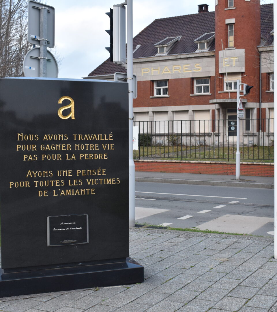 La plaque mémorial des victimes de l’amiante, un hommage qui tient à coeur aux anciennes ouvrières et ouvriers.