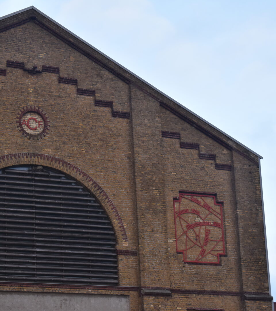 Le fronton des anciens ateliers d’ajustage devient la façade de la salle des sports du Grand large.