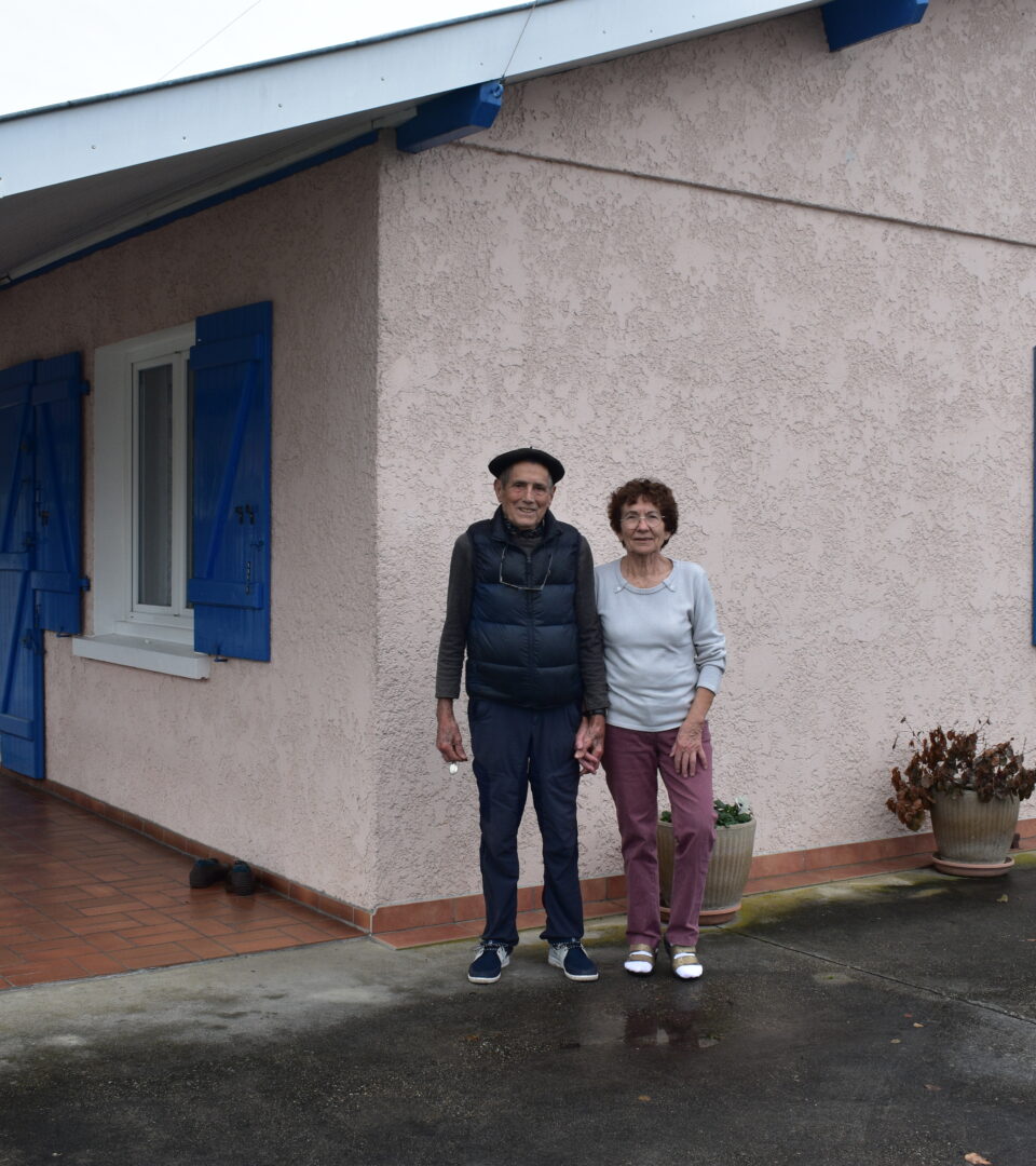 Claude et Mado, deux Testerins devant leur maison qu’ils ont construits en 1963 avec du bois de la forêt usagère.