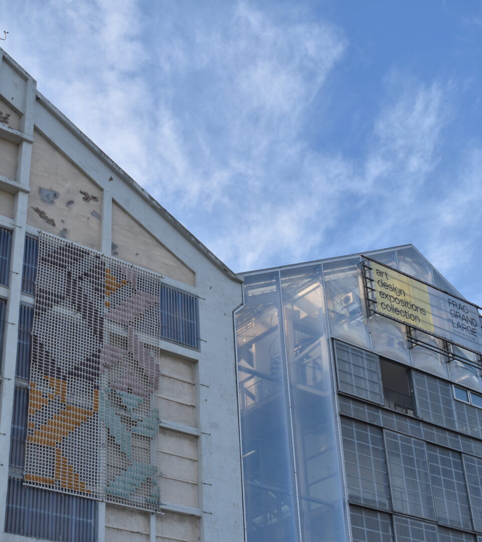 Le bâtiment de gauche est l’ancien atelier de préfabrication 2 où étaient préparés en amont des pièces pour faciliter la construction.