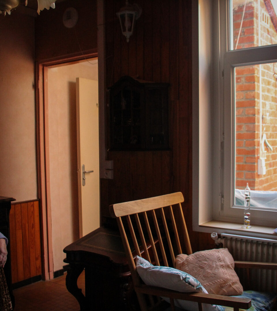 Dans la cuisine de Mireille Courcelles, les fenêtres ont été remplacées. « Vous voyez, c’est tout neuf ! ». 