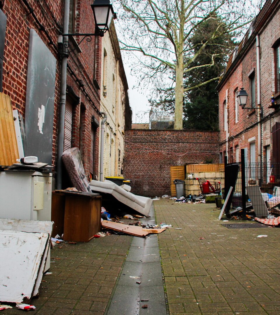 Les encombrants et les déchets s’accumulent dans la courée Govaere.