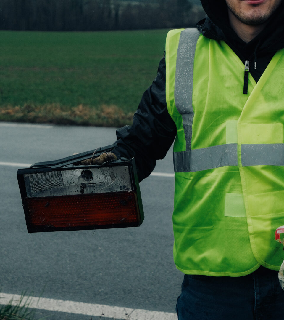 Du clignotant de voiture aux emballages plastiques, on trouve de tout sur le bord des routes de Bourdonné.