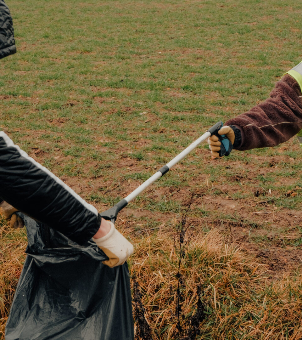 À la main ou avec une pince, douze volontaires ont ramassé 40 kilos de détritus.