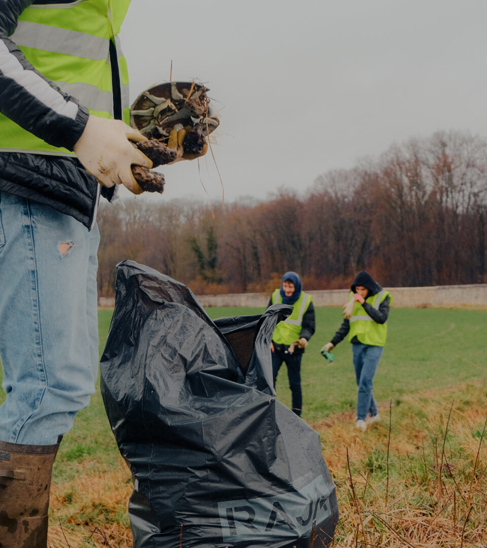 Des sacs comme celui-ci, ils en ont rempli une dizaine toute la matinée.