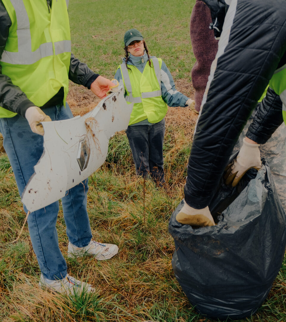 « Je viens de trouver le pare-chocs d’une Twingo » sourit Alexandre, un des Ratons Laveurs.