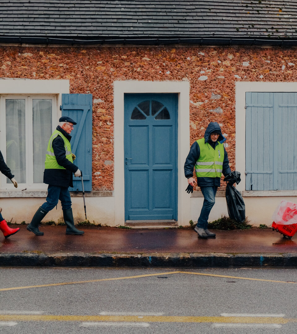 En tête du groupe, avec son chariot rouge, Nathalie est ravie d’avoir trouvée une telle initiative à côté de chez elle.
