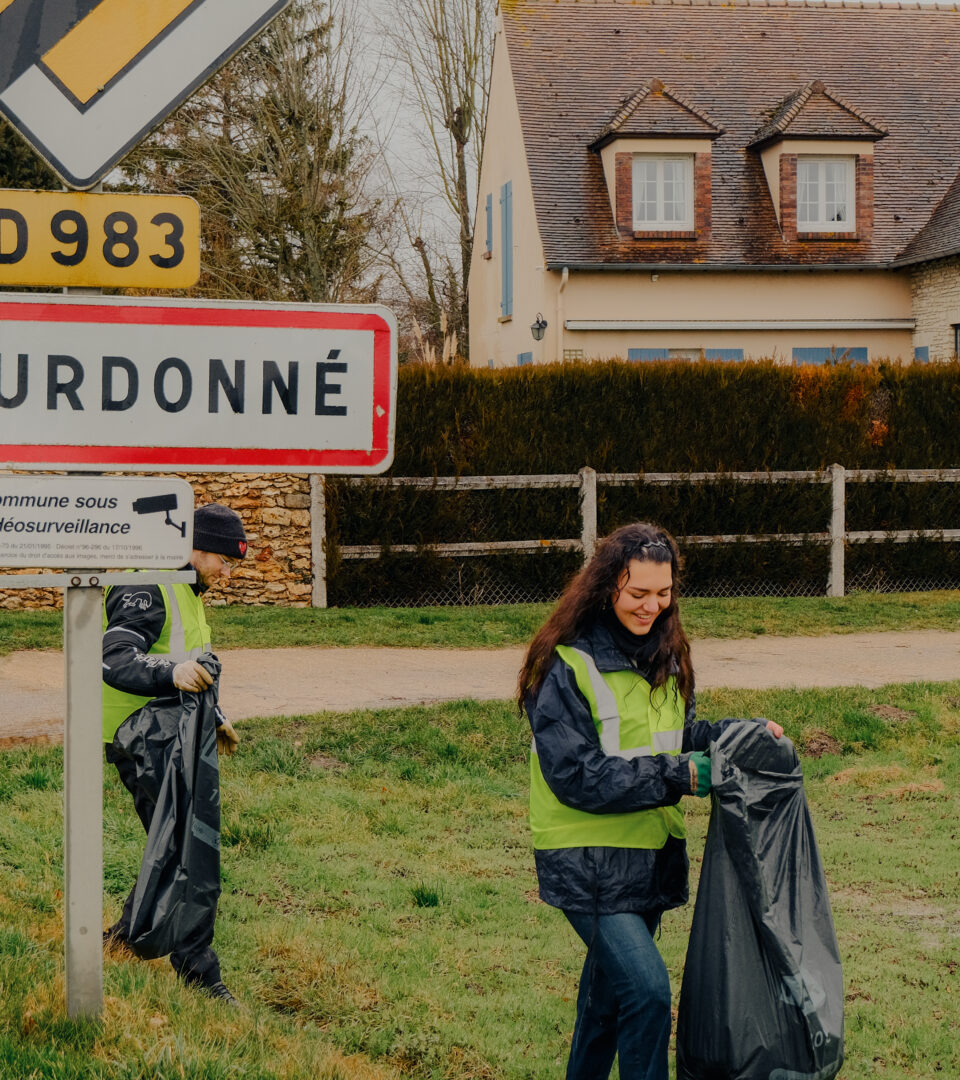 Malgré le froid et la météo, les nettoyeurs arrivent à garder le sourire...