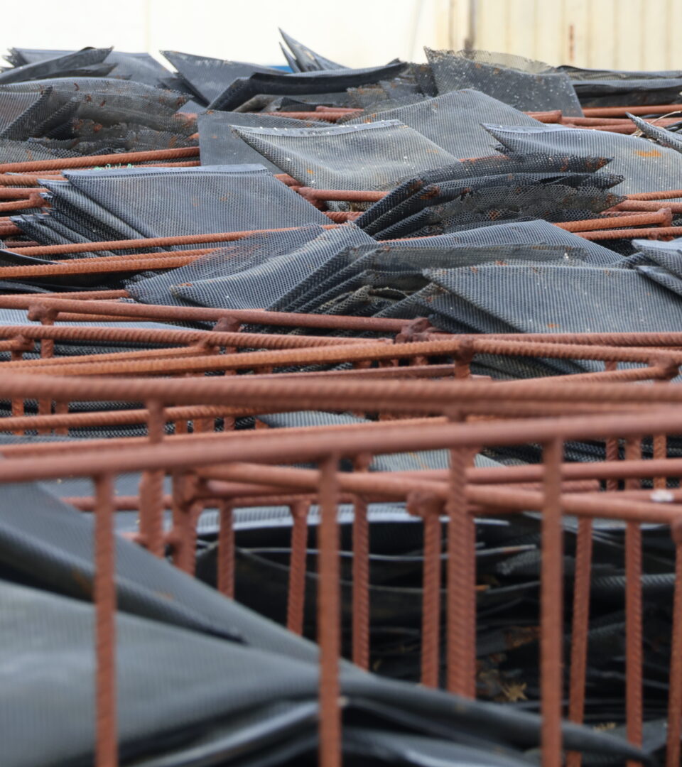 Ces centaines de poches à huîtres, au maillage varié, sont utilisées à différents moments de la croissance du mollusque. Plus l’huître est grande, plus le maillage est large.