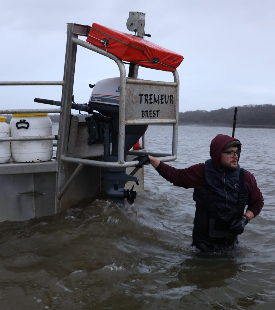 En l’espace de trente minutes, Kevin et Melvin vont faire le tour d’une dizaine de tables ostréicoles pour récolter les huîtres les plus conformes.