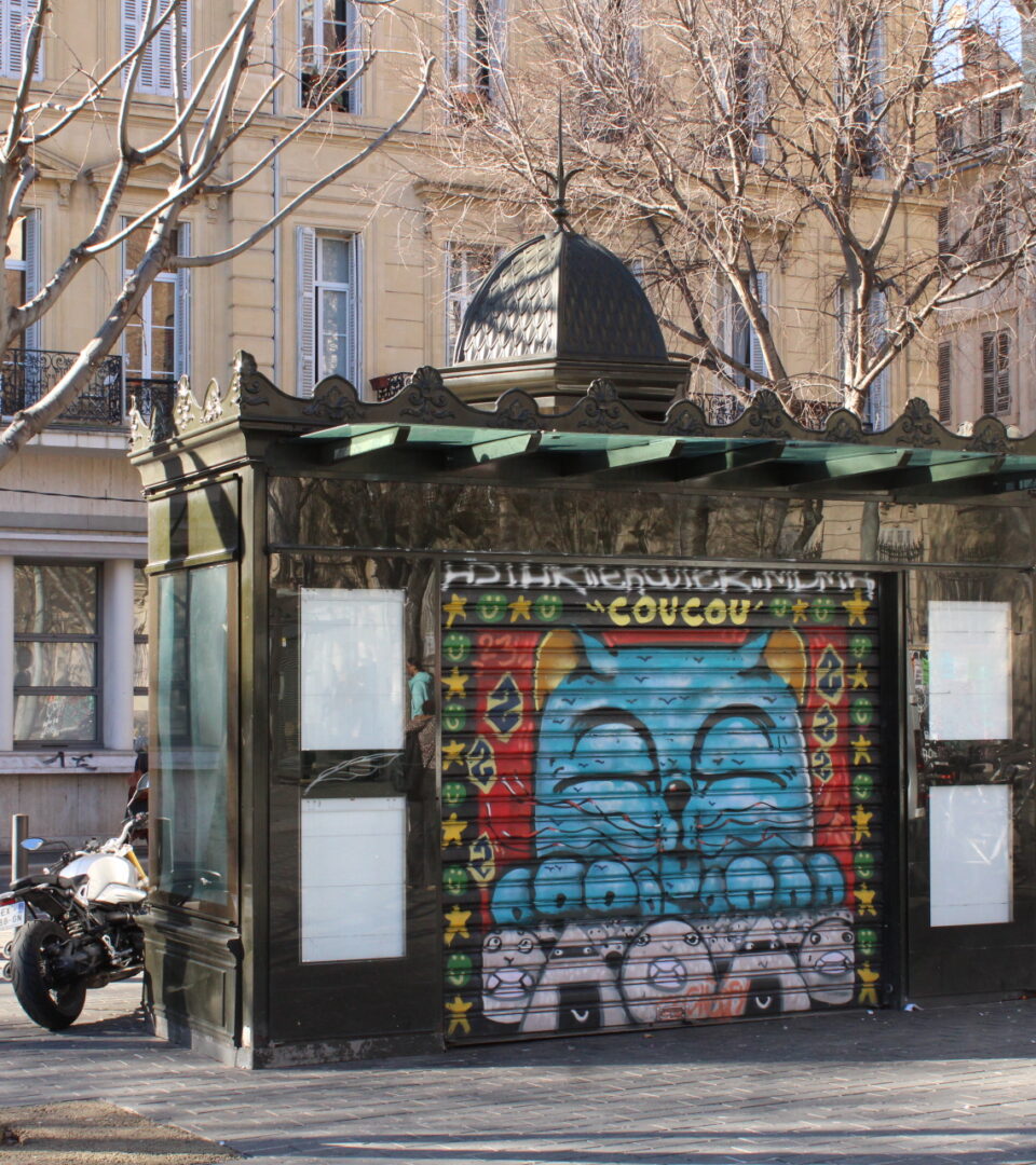 Le kiosque du square Stalingrad a été, de manière éphémère, transformé en bar à sushi. Fermé
depuis 2024, le rideau du kiosque est aujourd’hui baissé. Un nouvel appel d’oﬀres devrait avoir
lieu pour lui redonner vie.