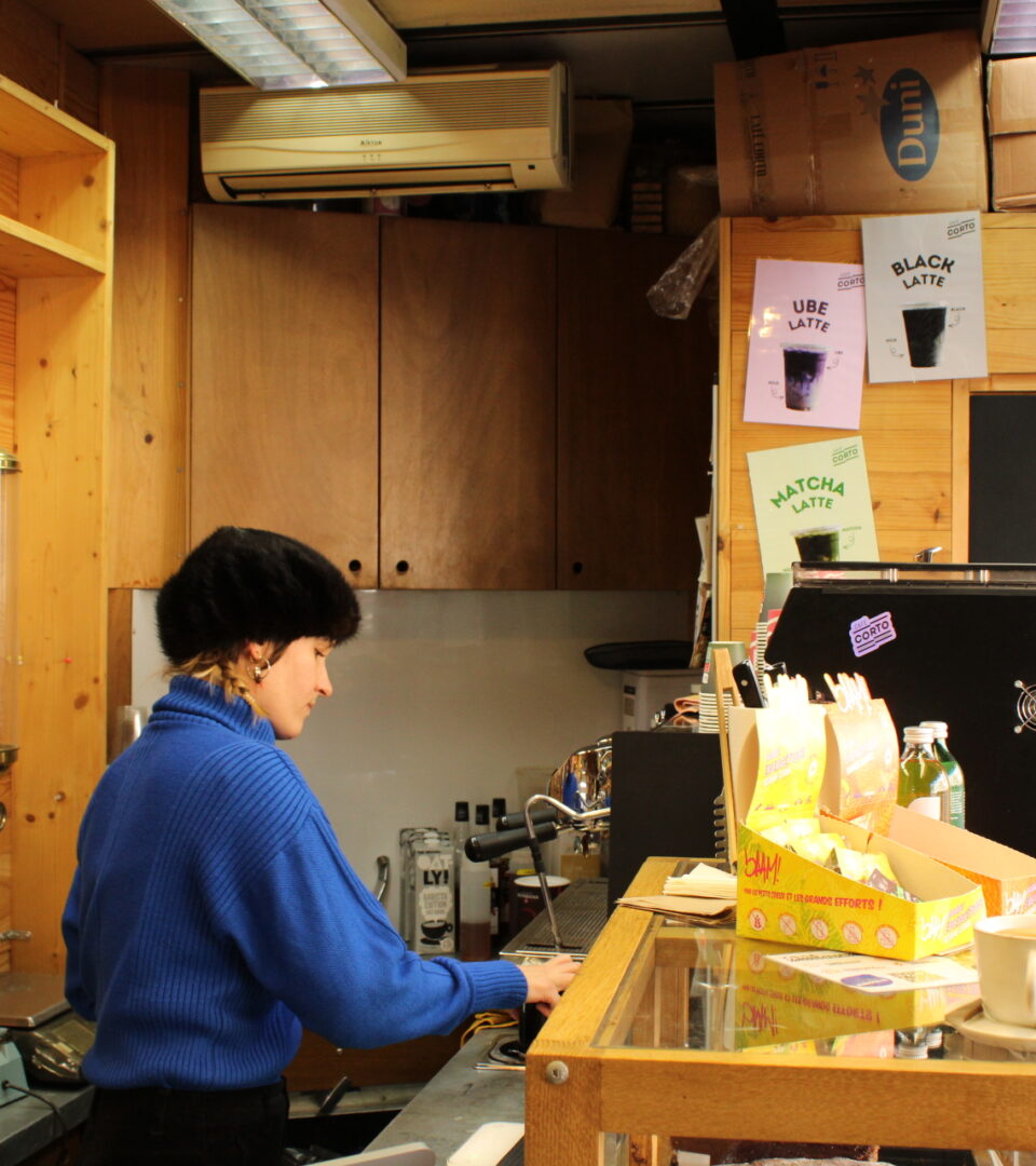 Chloé, 29 ans, est vendeuse au kiosque Café Corto. Depuis deux ans, elle a tissé des liens avec
les habitués : « Parfois, je donne des séances de thérapie de rue », ironise-t-elle.