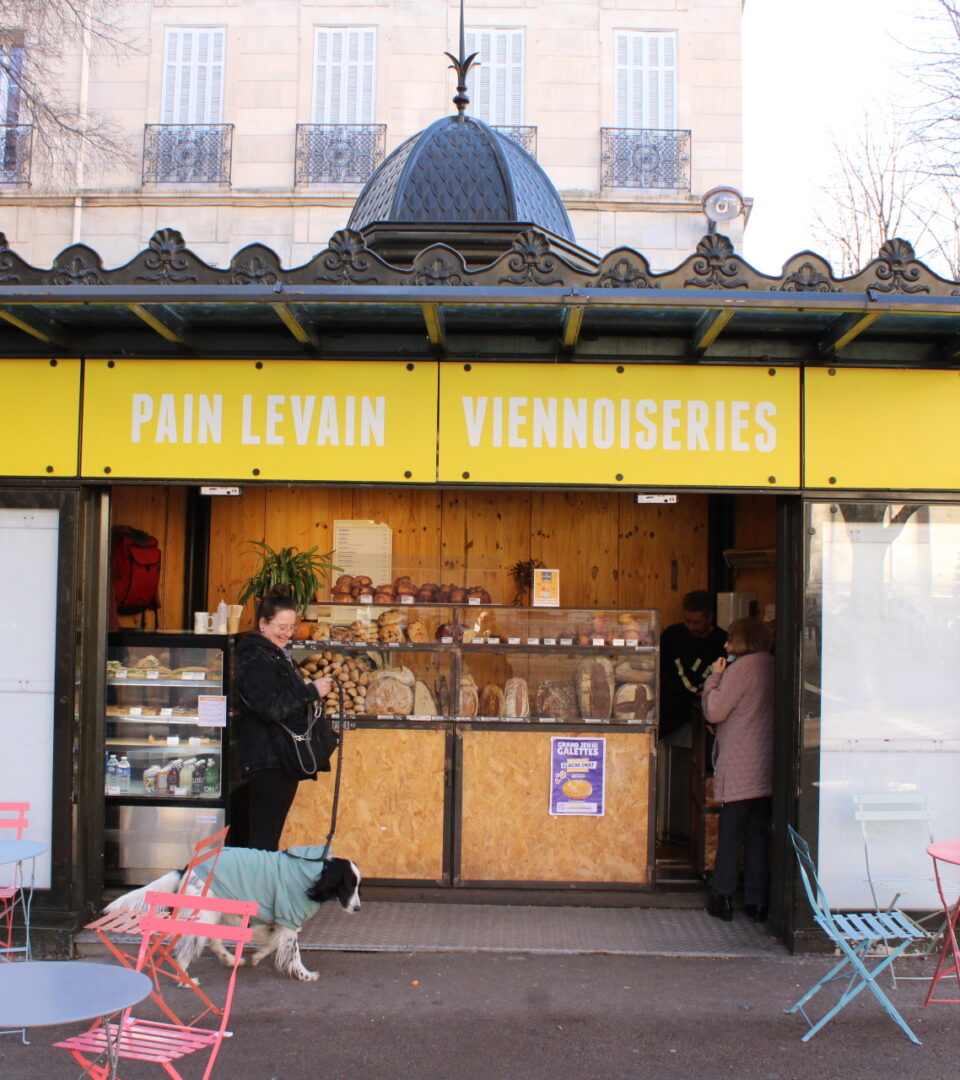 « La boulangerie, tu peux la fréquenter pour seulement un euro ». Avec son kiosque-boulangerie,
Rémi Ceresola défend un service de proximité accessible dans le quartier des Chartreux.