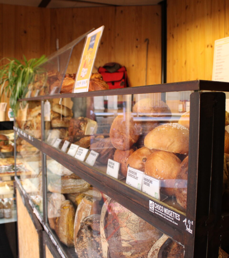Chaque matin, dès sept heures, le kiosque est livré en pains bio et en viennoiseries. Un gage de
qualité qui fait la réputation de Pain Pan et qui profite aux habitants de la place Edmond Audran.