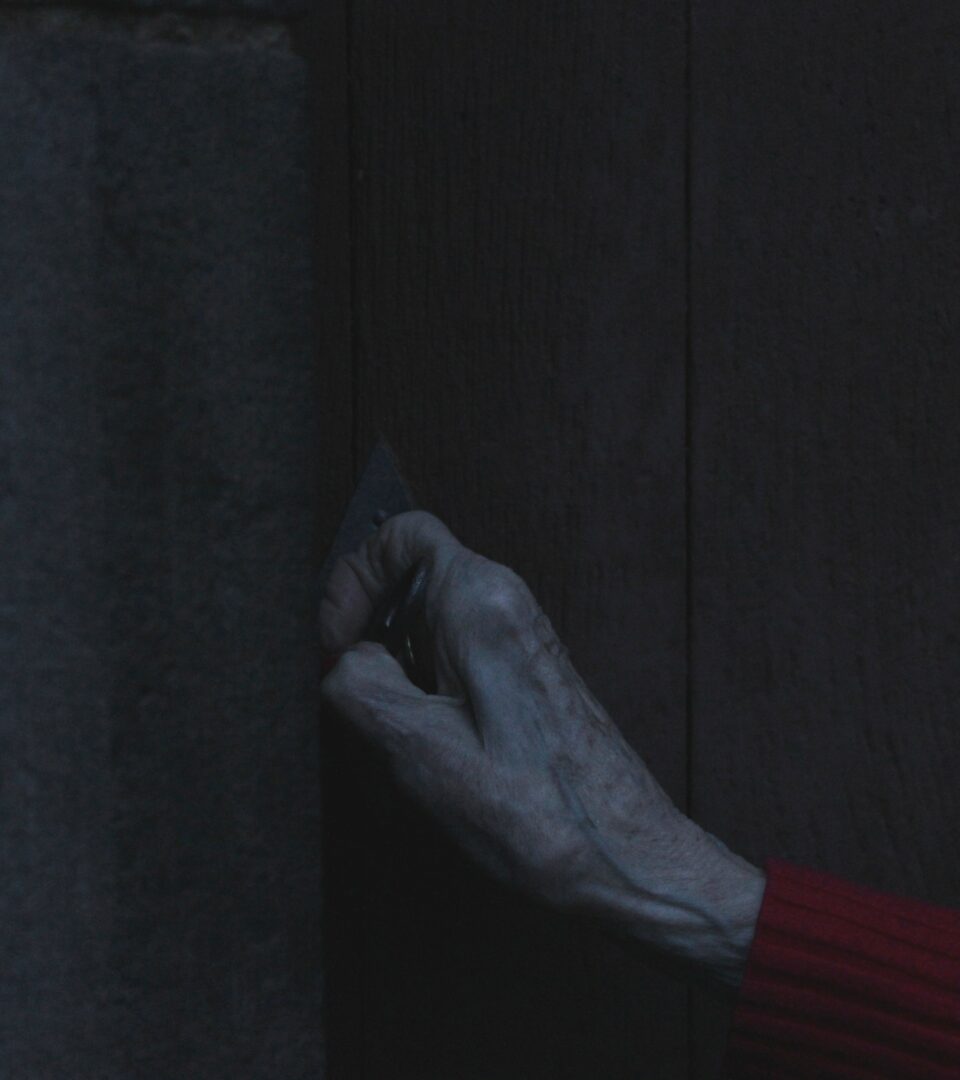 Arfeuilles, 8 heures. Andrée, gardienne de la clé de l’église Sainte-Germaine, en ouvre les portes. À 87 ans, elle continue d’accomplir sa mission chaque matin.