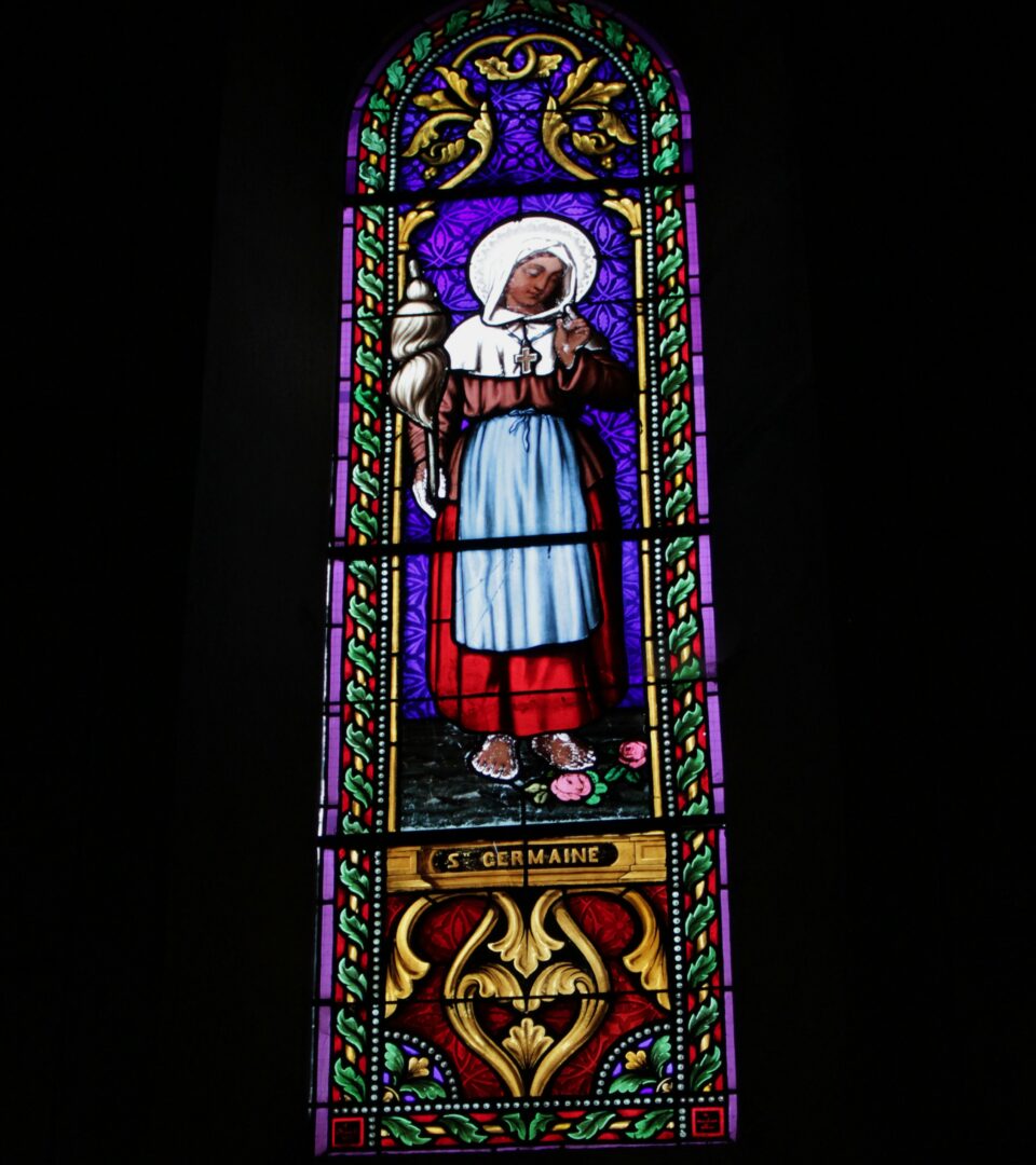 À cette heure, les vitraux sont les seules touches de lumière et de couleurs.