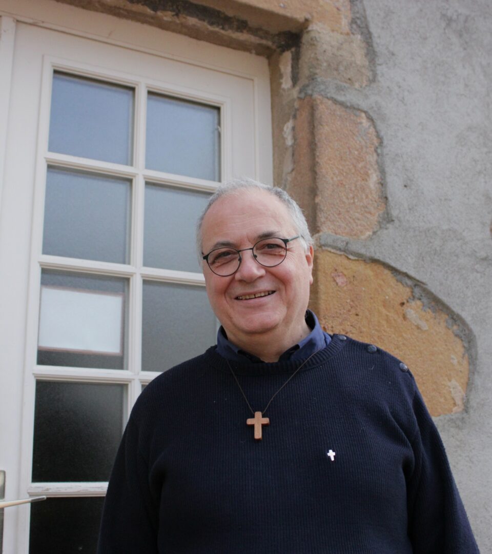 Le Père Benoît de Masgontier, curé de sa paroisse, est l’un des deux prêtres « itinérants » encore en activité dans cette circonscription.