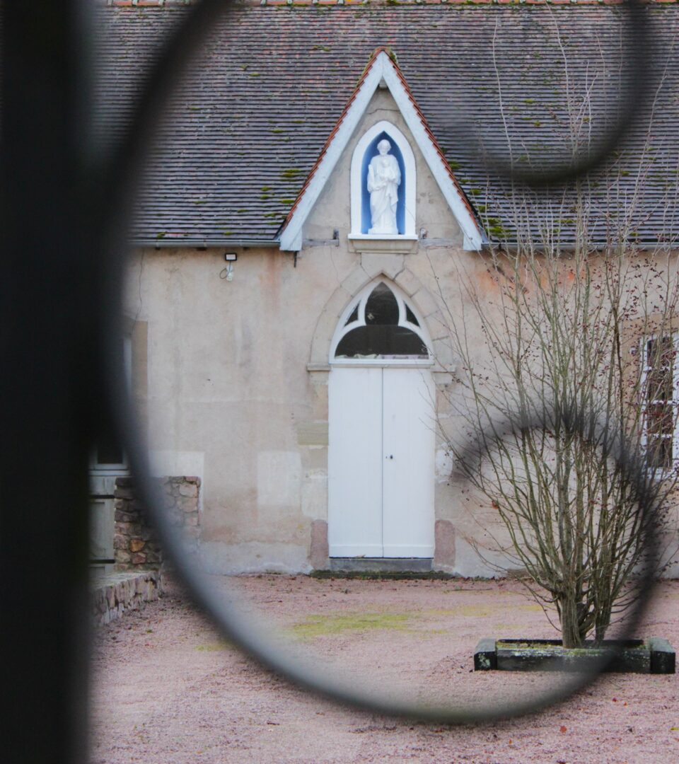 Les prêtres de la paroisse résident au presbytère, à Lapalisse, à une quinzaine de kilomètres d’Arfeuilles.